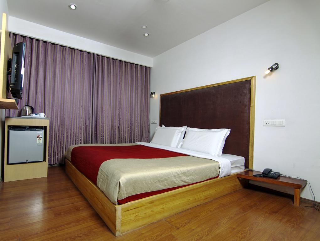Holiday Plaza Hotel Srīnagar Eksteriør billede