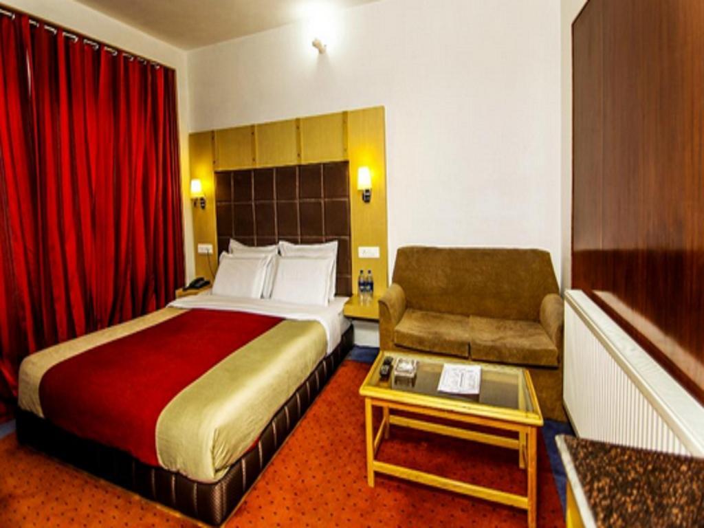 Holiday Plaza Hotel Srīnagar Eksteriør billede