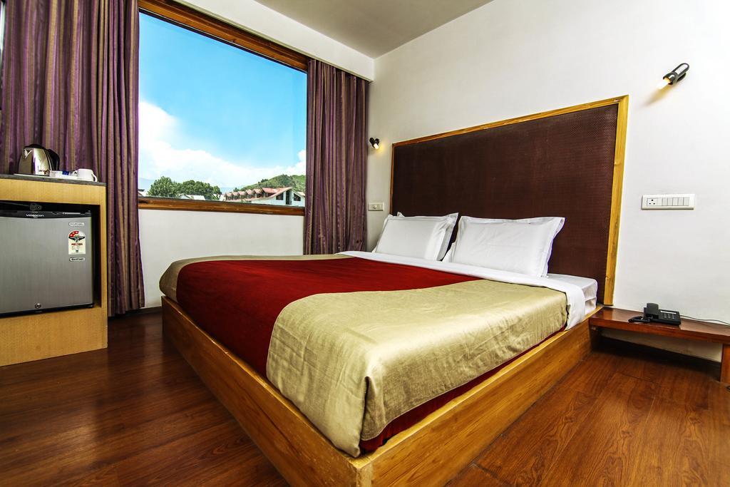 Holiday Plaza Hotel Srīnagar Eksteriør billede