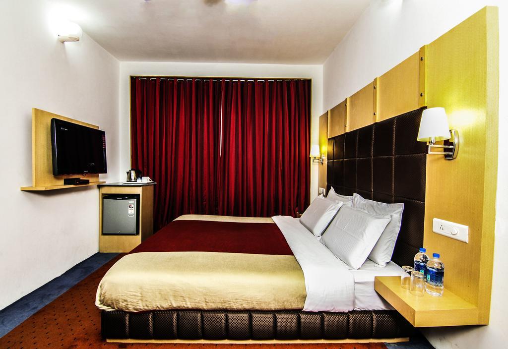 Holiday Plaza Hotel Srīnagar Eksteriør billede