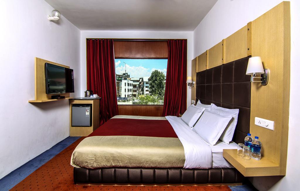 Holiday Plaza Hotel Srīnagar Eksteriør billede