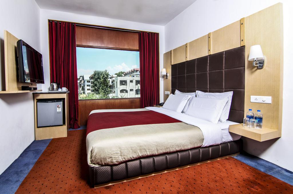 Holiday Plaza Hotel Srīnagar Eksteriør billede