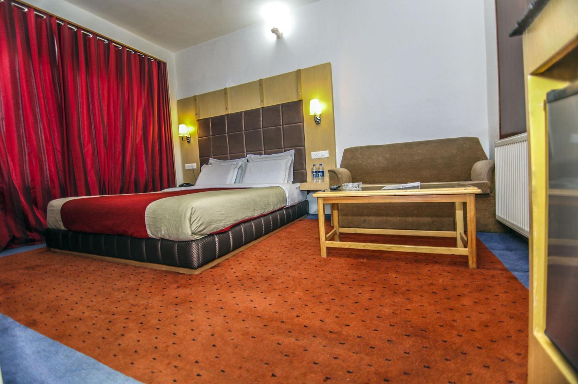 Holiday Plaza Hotel Srīnagar Eksteriør billede